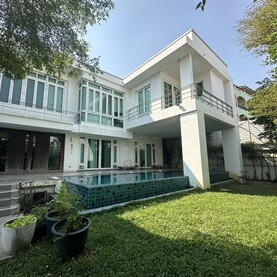 บ้านเดี่ยว ขาย พร้อมสวนส่วนตัว พร้อมสระว่ายน้ำ ใจกลางสุขุมวิท71 Sukhumvit71SinglehouseforsalenearBTSPhraKhanong, withpoolvillaSukhumvit71
